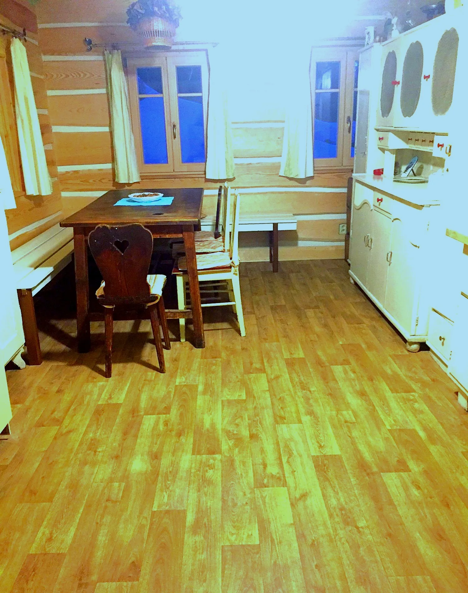 Jídelní kout s retro kredencí